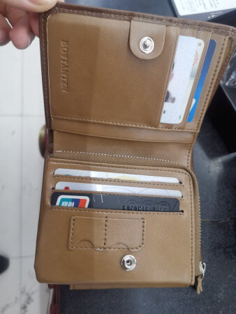 这钱包卡位多，适合***多的人使用，卡多了钱包自然有点鼓