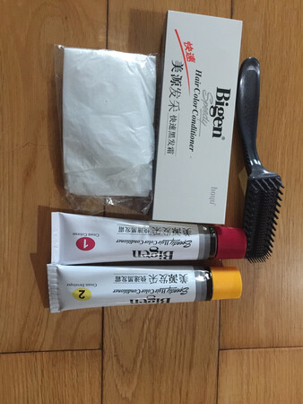 商品与卖家描述一致，物流发货速度很快，第二天就送货上门，包装结实。说明书上写的5分钟就上色，还没使用，用了以后再追加评论。