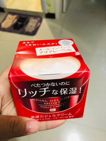 老妈最爱用的面霜，评价很好，用完了脸上润润的，很保湿，买了很多次了，这次趁京东商城网购的活动，一下买了2盒，囤货心里特别有安全感！