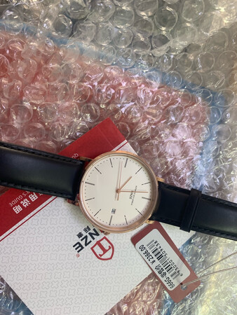 手表很好很漂亮！！特别棒客服也很有礼貌，还送了表带很不错的一次购物！
