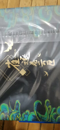 真的是百雀羚的忠实粉丝啦，用了多年的百雀羚产品，百雀羚的产品适合各种皮肤，就算是敏感肌用起来也很不错的，而且现在百雀羚产品包装真的是越来越高大上啦，感觉是很有内涵产品，而且还送了赠送，赠送也是没的说，实在是很好看呢，希望百雀羚的产品越做做好哦