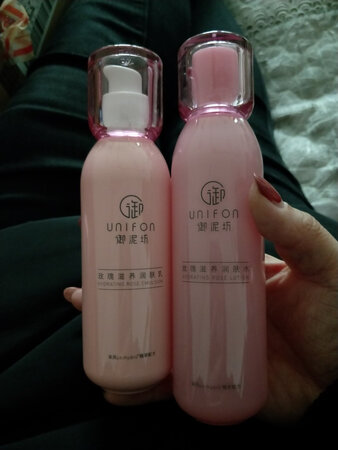 一直用御泥坊的面膜和水乳，很好用，不油腻