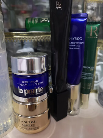 真的没有兰蔻菁纯眼霜一半滋润！甚至也没有资生堂那款眼纹小熨斗滋润！用过这么多眼霜，真的只有兰蔻菁纯眼霜会无限回购！用完眼周真心水润润的一整天！pola眼霜也不咋地！