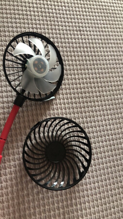 像是别人退的货 风扇盖子合不上老掉 有滑纹 包装被拆过 不是全新