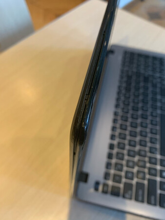 不值得这个价格，2500元啊，你们把客户当成傻瓜啊。很不负责任。我第一次买二手笔记本电脑，竟然把我太失望了。京东商城还有这样的商家。