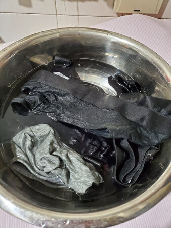 裤子质量很好， 面料是纯棉柔软 手感很不错 ，拿回来就洗了 不掉色 不掉毛，大小很合适，有弹性，式样很好看，昨天买的今天就到了太快了！