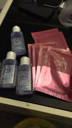 外形外观：包装很好
产品质感：正品，打开用后才来评价的
适合肤质：我是中性皮肤，用这款4年了很好用
遮瑕效果：效果可以不卡粉，白但很自然
保湿效果：不干不起皮