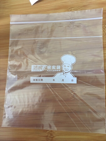 中等大小的袋子，装一些水果干货很合适，防潮效果很好，厚薄适中，不容易变形，凑单买的，有点小惊喜，还不错，推荐购买