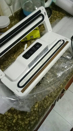机器不错，设计一流，材质好，使用方便，操作非常简单实用，发货速度非常快。给远在外地的孩子邮寄熟食非常方便，孩子最爱吃的炖牛肉可以随时密封包装，发顺丰送走，寄去对孩子的思念和妈妈的欣慰，比较几个电商平台，京东购物活动力度最大，非常满意