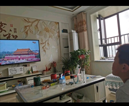 容量大小：容量大小和一般可以放正常以及小的商品，如果放现在稍微高端的一点，体积大的商品the放不下设计，属于通用模具出场，没有多元化以及改变的设计
商品材质：材质一般，属于塑料级别，不属于环保级别，还不属于硬塑料，就是一种合成材料，为了长期使用，不建议购买，如果短期使用，可以考虑
其他特色：空间放置东西有限
厚薄程度：体积薄厚，属于偏保型放重物，放不了容易变形
实用性能：实用性能中规中矩，看自己怎么去用