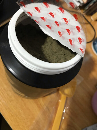 头次买这款，包装完好，打开盖闻着挺香，泡后没有甜味，既营养又适合减肥