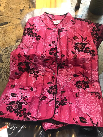 卖给家里的老人的，恒源祥的衣服我买了真的很多次 ，每年年初和年尾买给家里老人穿。都说特别精神， 质量也真的超级好。对比我在实体店600多一件的衣服真的好太多了，性价比超高。搞活动买的特别划算，送给家人 首选恒源祥吧。