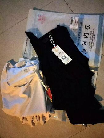 确实很不错，面料摸起来很舒服，均码穿起来刚刚好。看起很薄，但实际上穿起很暖和。
。
