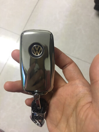 这个钥匙套用着很不错，颜色质量都高端大气上档次，钥匙套与钥匙紧密相连，没有一丝空隙，完美贴合，朋友们都说一个桑塔纳的车钥匙还配个这么好的钥匙套，比起来，车都失去了颜色，可见对钥匙套的评价是多么高，强烈推荐给亲爱的你们，买了用了绝不会后悔的，赶紧行动起来吧！