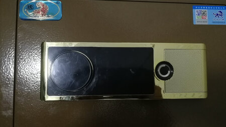 实物跟图片还是有区别，最掉价的还是那个隐藏的开锁旋钮，摁出后是塑料材质，比较粗糙影响体验，油漆气味也比较大。