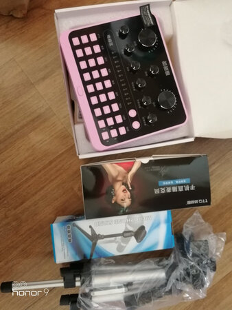 包装很精美，电音效果不错，还送了一个大大的手机支架哦！很是惊喜