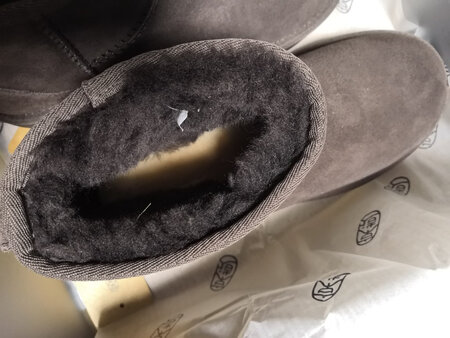 多快好省，京东品质，值得信赖！靴子没有色差，毛毛挺厚的，码子也正！满意～靴底毛毛也是咖啡色的就更完美了～