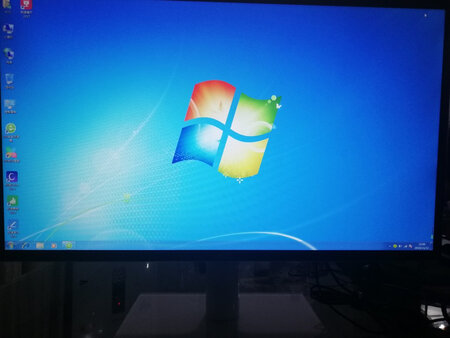 刚刚收到电脑打开看不错给五星好评,双十一快递小哥很给力。