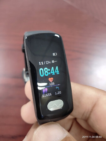 计步器与手机计步器相差五千多步，手机17000步，这个手环只有12000多步，测血压与真正血压表相差很多，手表时间挺准，当手表用吧，发来的产品及说明书没有爱多商标，质量不怎么样，厂家需要在产品质量上下功夫，差评