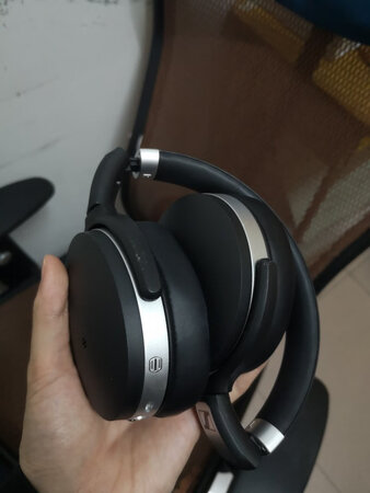 音质音效：以前没试过别的蓝牙降噪耳机，据说是蓝牙降噪都会影响音质。感觉声场被压缩了，音质也一般。本来就是买来在地铁或飞机上听的，所以对音质要求也不高吧。降噪很不错，虽然戴久了耳朵会有轻微压迫感
舒适度：挺轻的，带上去软软的很舒服，跑起来也很稳不会晃来晃去