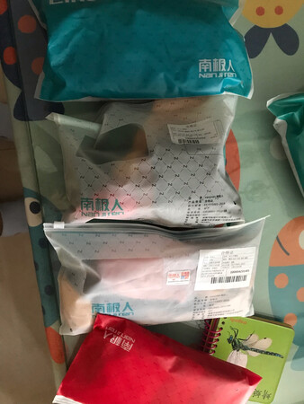 一百块买了一大堆袜子！南极人袜子不错，厚薄适中！颜色也好看！