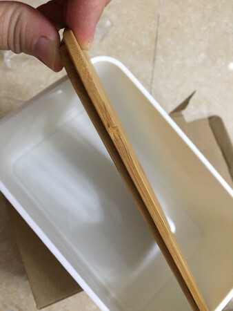 纸巾盒很好看，竹款很自然大方，耐用厚实。