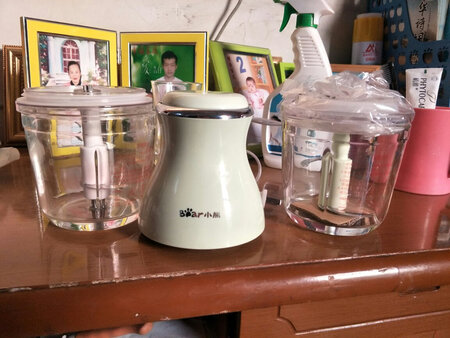京东快递就是快   辅食机收到后打了果汁  打的挺细腻的  绞了一次肉 挺好用的  双杯 用着方便  避免串味儿  也卫生  刀子很锋利  宝贝快六个月了  到时做辅食就不愁了  包装严实  客服有耐心  总体满意