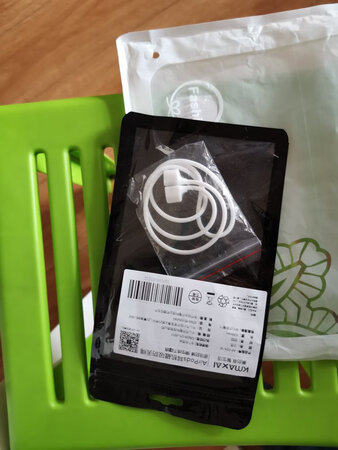 拿到货打开包装，有一点味，放到通风的地方放一段时间散散味，华为荣耀的耳机放到里边能紧紧卡住，效果还不错！还有磁吸的功能，很好！值得拥有，价格还不贵！