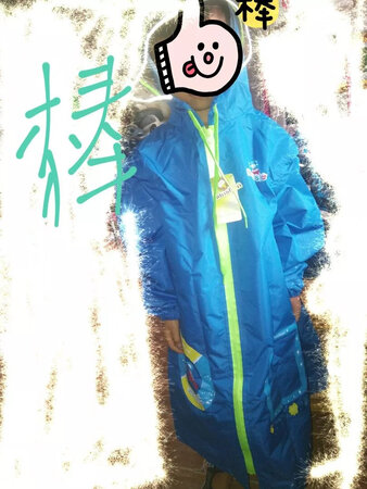 好漂亮的雨衣，非常实用，成色很好，大气上档次，用的很舒心，儿子很喜欢