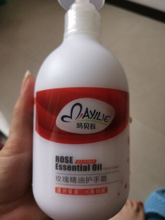 收到产品，打开试用了一下，淡淡的清香味，很舒服闻的，抹在手上，嫩嫩滑滑，物流也很给力，信任京东，超赞