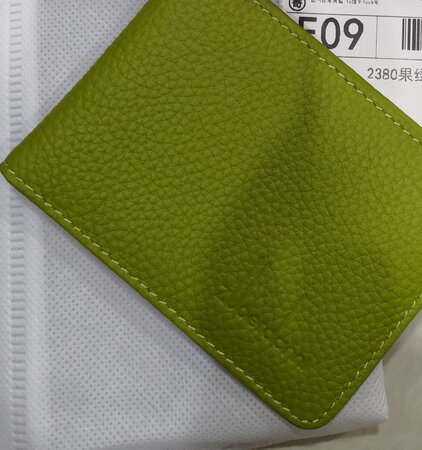 买了两个钱包，卖家只给我发一个，而且是发错的款式给我，只发了一个绿色的钱包，而且绿得很干脆。
问售后也要等白天，等了白天还不一定在线。快递也特慢
退货快递问我要两个钱包，我只收到一个，要啥？？？