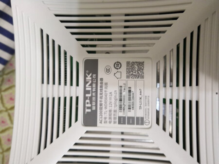 这是第二个无线路由了，之前那个还好好的。就是不能用APP管理，趁大促入手一台，真是有点败家了。下单前没留意尺寸，到手后大吃一惊，太大了！原来的位置放不下，只能另放别处了。这外形有点奇葩，从底座往里看，大部分地方是空着的，纯粹是为了大而大。这品牌的路由没什么好说的，不管有线或无线，从没坏过。另外，既然是千兆路由，为毛送条超五类线啊？
其他特色：外形另类。就想问问设计师，你家祖传是制锅的？！