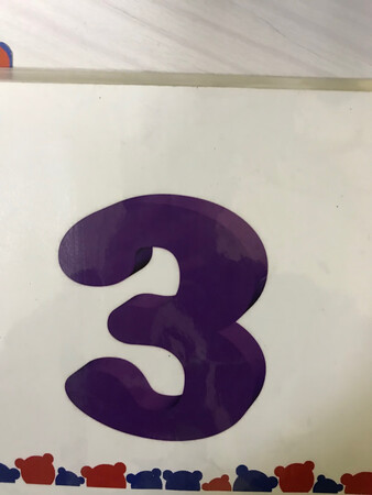 尺寸大小：非常合适
擦拭效果：很干净，易擦拭
产品包装：非常完好
稳定效果：放在地上，很牢固，孩子可以座在小凳子上涂鸦
书写效果：很流畅