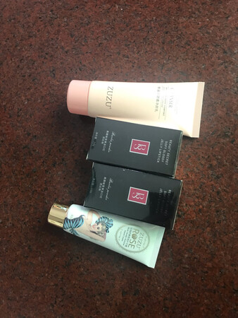 已经是老顾客了，谢谢厂家还贴心的送了礼物，大爱
持久效果：不沾杯
滋润效果：有润唇的功效
适合肤色：和皮肤很配