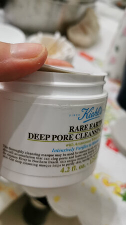 两个空瓶是我之前用光的瓶子，用了好几年的白泥。这次很失望? 发货用了很久  收到货 外包装很脏，完全是被打开过的感觉，很失望，都不太想用了，考虑到不是京东自营的估计退换货很麻烦，算了 给个京东购物人生中的第一个差评…