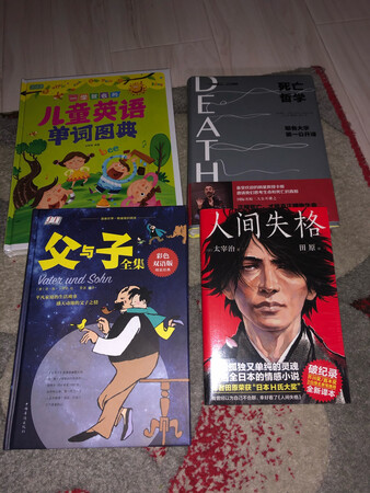 买给儿子的，儿子超级喜欢！纸质厚实，油墨均匀！