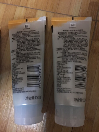 用露得清洗面奶十几年了，本人油性皮肤，多种用法，平时用深层清洁型的，去角质、去死皮型每星期用一次，效果非常好，推荐油性皮肤的朋友使用。过去一直都在屈臣氏专卖店购买，屈臣氏卖的是香港版的，自从京东推广之后，就一直在京东购买了。京东快递小哥服务态度非常好，每次都送到家门口，支持一下，点赞?