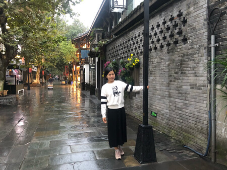 衣服很合身，穿去旅游正好！每次买东西我都会根据价格，质量和评价进行参考，最后选择我满意的一家，所以我购买的这一家在我所挑选范围内是性价比最高的。所以当你看见这个评价时证明这家商品很符合我的标准，我觉得很满意。
