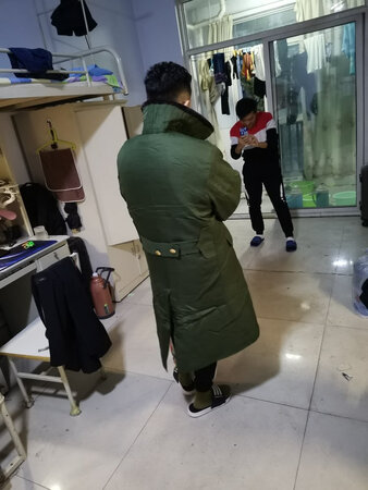 尺码大小：大小还行，符合我对军大衣的理解，衣服质量也还行