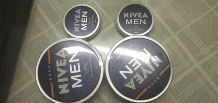 买了两罐，到货了看了吓我一跳，这么大两瓶，感觉可以用好久。包装很密实，没有渗漏情况，打开给老公试了一下，味道挺好闻的，男士常用的味道。两大罐可以用到明年了。还赠送了两小盒，可以用两年。