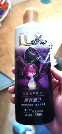 当时没注意容量大小，拆开包装才发现是350毫升的，有点后悔。
味道没的说，我感觉力士的啥东西都是特别香那种，但是没有超浓香水那种刺激味道，所以一直很喜欢力士