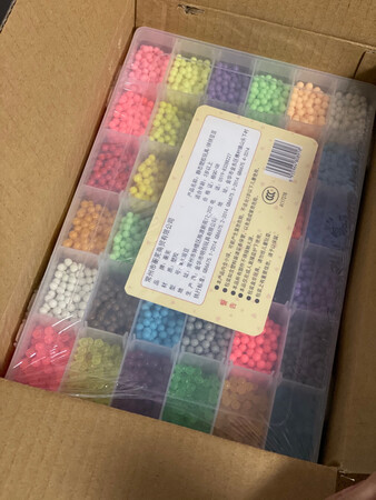 豆子大小合适，颜色丰富，质量很好。配套工具齐全。盒子也很结实，说明书样式很齐全，儿子闺女非常喜欢，我也特别喜欢。太好玩了。特别喜欢京东，送货快，活动力度大，整体服务售后都比那谁家强。多快好省，名不虚传。钟爱自营的一切东西，有京东售后平台保障，特别放心。