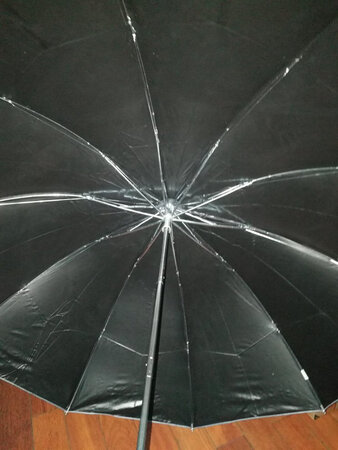 送小朋友上学，最怕下雨。走路碰碰跳跳，关注得了脚底下，就顾不上头顶上！所以，怎么离得开一把大雨伞呢？买伞首选天堂伞！几十年不变的质量！客服耐心，给我热情推荐！伞不是很重，但是十股伞架也是很有质感的。下雨送娃再也不怕咯！京东购物，满意一百！