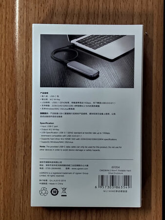 这感觉很简陋。
数据线有指纹。
盒子很松，上下晃都能晃动盖子。
给人一种做工低廉的感觉。
速度大概就7.+Gbps不到10bps。肯定不是固态问题，我用的970 EVO plus测的。
还有一点至少是让我受不了的是，链接电脑是个U盘，不想机械移动硬盘是显示成硬盘。因此鲁大师检查不到，当然就看不了信息。
而且三星970 EVO Plus 是有温度检测的。通过这个盒子连接不能用。
三星自带软件也检查不到通过这个盒子连接的自家硬盘。