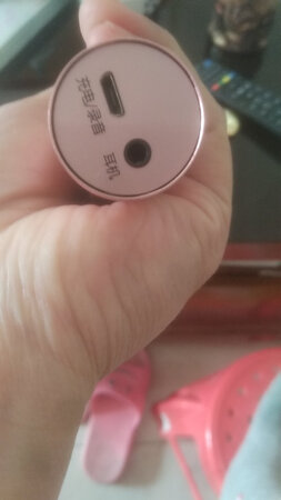 今天试过来评价，作为蓝牙音响声音很洪亮。调到最大能吓一跳，尤其跟电视链接。主要不足之处是人声挺小的，简直鸡肋，话筒举到90度声音略大点，高音不行。讲话快声音会不很分明了。没什么立体声效果。不离的特别近基本没有啸叫。麦头有股呛味，晾了晾好点了。随便玩玩还是可以，比没有强，唱的挺开心留着玩吧。