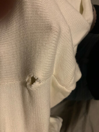 刚拿到就一个洞，联系客服人家都不理人的，真#，不用联系我，我不退货也不要赔偿，没啥好说的