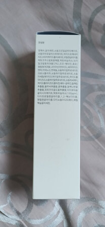 因为我是属于敏感肌，之前买过好多款洗面奶，有的用了一次两次就出现过敏反应，所以多花了不少冤枉钱。有的含皂基的洗面奶，洗了之后，脸特别干，还爆皮，干痒，还有的洗面奶，洗完之后，脸滑不溜球的，总像是洗不干净的感觉，也很烦人。去年无意中发现了荷诺这款洁面慕斯，按压式的，出来直接是
泡沫，省去了洗面奶搓泡的步骤，适合我这种懒人，慕斯比较的清爽，洗完脸后，干净清透，也不会很干，一瓶150毫升，大概可以用两个月左右。上一瓶马上快要用完了，这次又来京东下单了