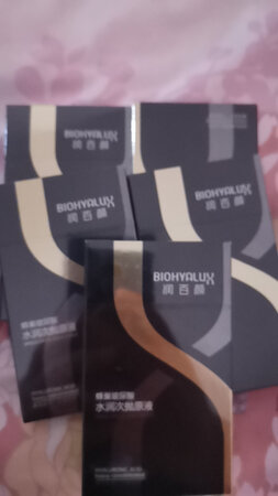 使用感受：我家败家的用了一段时间了，她说不错，挺好的
适合肤质：应该什么皮肤都适合吧。。。。。。。
吸收效果：吸收挺好的，挺媳妇说，他很挑剔的，但是这个她却说不错
保湿效果：不错听说的哈哈
其他特色：双十一就是便宜，便宜好多