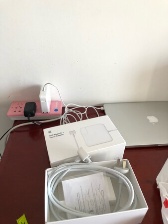东西没问题，做工很好，已经使用上了，可以用插头，也可以用备用线，为了给自己的笔记本多一个充电器也是拼了，这样就不用带着插头两边跑了。正品的唯一缺点就是价格辣辣句，其它都很赞，包装看着很厚实，苹果的一贯作风
