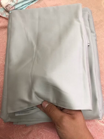 第一次买大朴这个品牌的床上用品，他们从质量上看还是不错的，纯棉材质做工非常好，这个四件套比较适合春秋天，体感偏凉，不是磨毛那种，家有暖气的也可以用